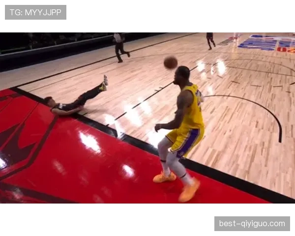 希罗无球跑位拉开弧顶防守，较上季三分更稳