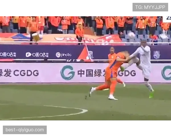 为什么“过分力量犯规”直接红牌？裁判如何界定危险动作？