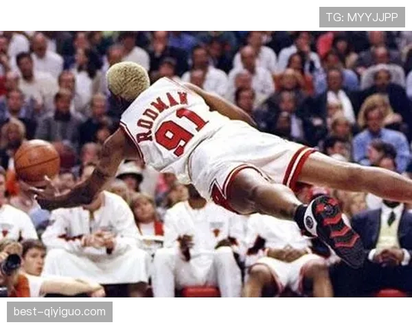 罗德曼篮下防守制造对抗优势，抢篮板效率显著提升